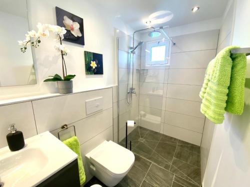 een badkamer met een douche, een toilet en een wastafel bij Carpe-Diem-Lanzarote in Puerto del Carmen