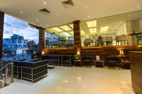 a restaurant with a bar with chairs and tables at Best Western Elyon Colombo in Colombo