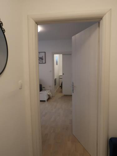 uma porta aberta para um quarto com um corredor em Runa em Zagreb