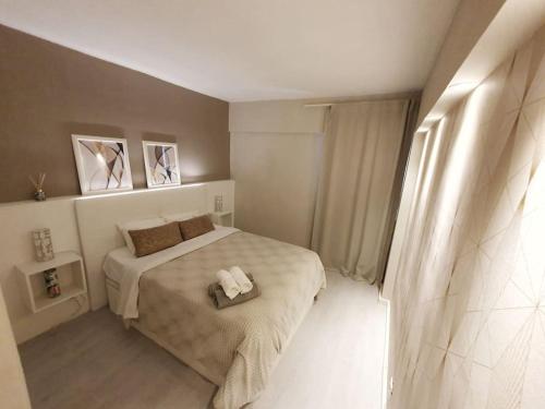 Ένα ή περισσότερα κρεβάτια σε δωμάτιο στο Old Town Apartment 5min to the beach