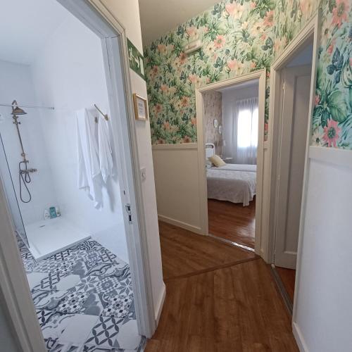 a bathroom with a shower and a bedroom at Casa castro in Cruces