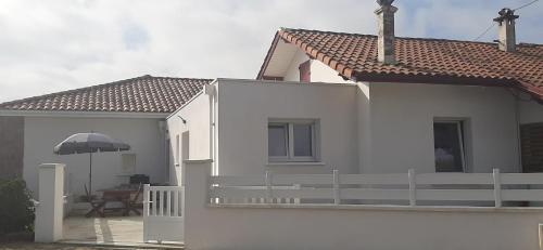 Maison 4 personnes tout confort à 300m de la plage - Clim & Wifi