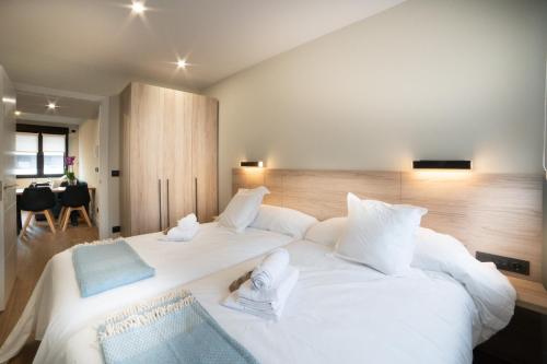 1 dormitorio con 2 camas y toallas. en Apartamentos Arrigane, en Guernica y Luno