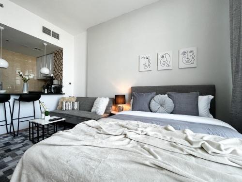 En eller flere senge i et værelse på Studio Apartment With Modern Amenities in Prime Location