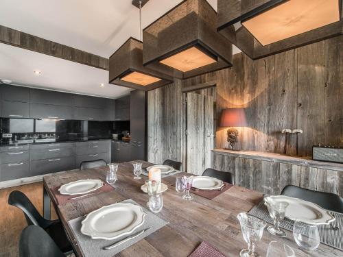 une salle à manger avec une table et des chaises en bois dans l'établissement Luxueux duplex à Méribel avec SPA et parking, près des pistes - FR-1-565-11, à Les Allues