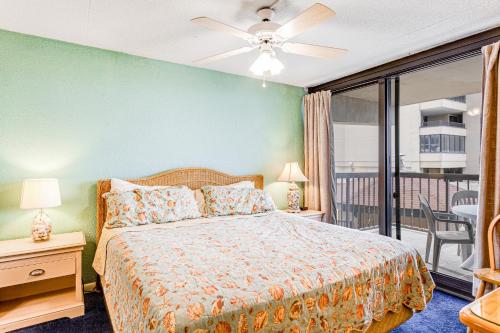 大洋城的住宿－Sea Watch 117，一间卧室设有一张床和一个阳台