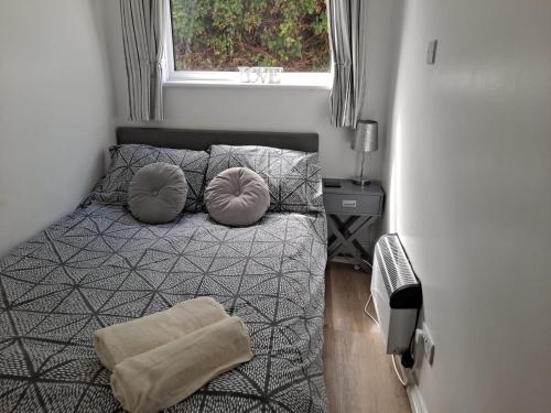 Voodi või voodid majutusasutuse Ground Floor holiday apartment in Brean, Somerset toas