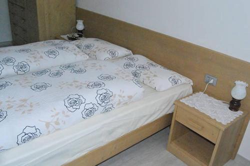 En eller flere senge i et værelse på Appartamenti Chalet al Lago
