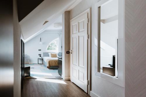 a hallway with a door leading to a bedroom at Pałac Łebunia in Łebunia