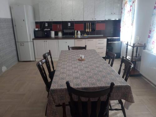 cocina con mesa, sillas y mesa en Apartmani Petrović SEMČE Suva Planina, en Gradašnica