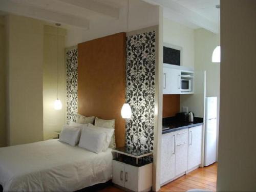 Postel nebo postele na pokoji v ubytování Knysna Inn