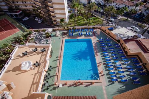 uma vista superior de uma piscina num resort em Servatur Caribe em Playa de las Americas