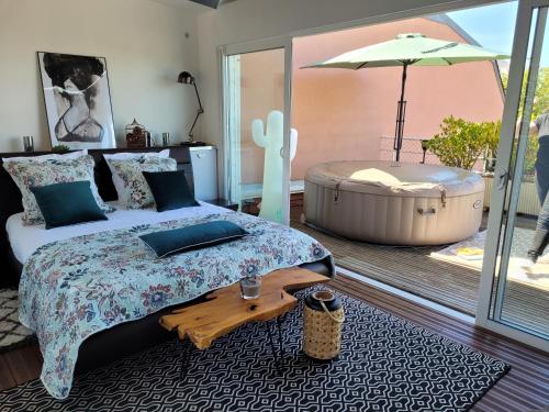 Ένα ή περισσότερα κρεβάτια σε δωμάτιο στο La terrasse, jacuzzi et vue mer à 100m de la plage