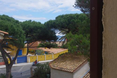 une vue d'une ville avec des arbres et des bâtiments dans l'établissement Villa Nausicaa, à Hyères