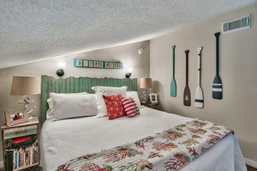 デスティンにあるSouthern Charm on the Gulfのベッドルーム1室(大型ベッド1台、壁に枕とコウモリ付)