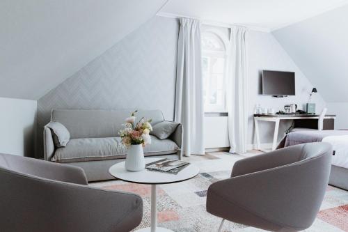 a living room with a couch and a table at Pałac Łebunia in Łebunia