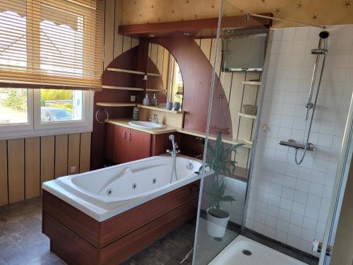 Ванна кімната в La terrasse, jacuzzi et vue mer à 100m de la plage