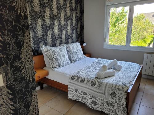 een kleine slaapkamer met een bed en een raam bij La terrasse, jacuzzi et vue mer à 100m de la plage in Donville-les-Bains