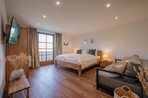 1 dormitorio grande con 1 cama y 1 sofá en Ahrnhof en Innsbruck