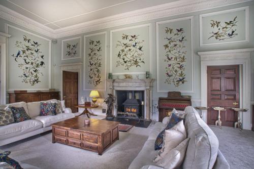 Un lugar para sentarse en The Castle By Group Retreats