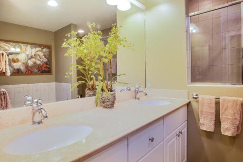 a bathroom with two sinks and a large mirror at Waikoloa Colony Villas 2706 in Waikoloa