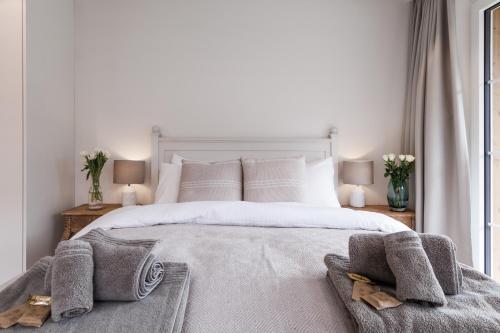 a bedroom with a large white bed with two lamps at Chalet Alpenheim 1 in Wengen