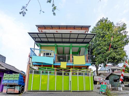 kolorowy budynek z balkonem na górze w obiekcie OYO 91572 Kost Esklusif Barokah w mieście Pasuruan