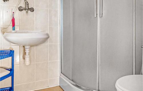 La salle de bains est pourvue d'une douche et d'un lavabo. dans l'établissement Awesome Home In Sarbinowo With 2 Bedrooms And Wifi, à Sarbinowo