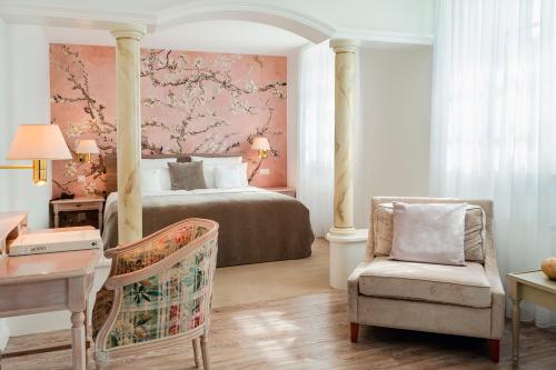 Кровать или кровати в номере Romantikhotel Altenberger Hof