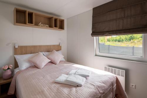 um quarto com uma cama com duas toalhas em Wichrowe Wzgórze Lark House em Kudowa-Zdrój