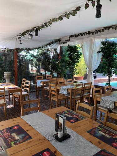 eine Gruppe von Tischen und Stühlen unter einem weißen Zelt in der Unterkunft Suzana Garden in Venus