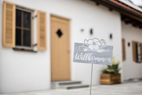 ein Schild an einer Stange vor einem Haus in der Unterkunft WIENER Kellerstöckl - Das 11er in Eltendorf