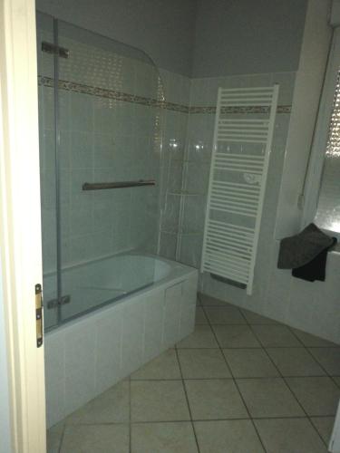 Ένα μπάνιο στο Appartement 5 couchages 35mn du Luxembourg