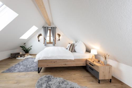 a bedroom with a bed in a attic at WIENER Kellerstöckl - Das 11er in Eltendorf