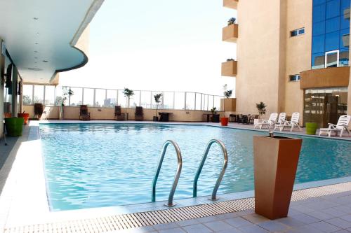 una piscina al centro di un edificio di Elilly International Hotel ad Addis Abeba