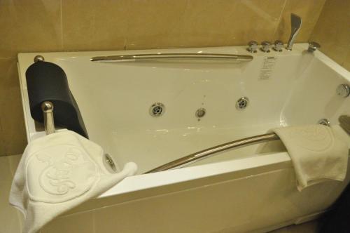 Salle de bains dans l'établissement Elilly International Hotel