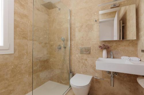 un bagno con doccia, WC e lavandino di Villa Maria Rose a Kassiopi