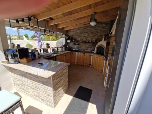 an outdoor kitchen with a counter and a pizza oven at Carrio appartement 2 chambres in Calpe