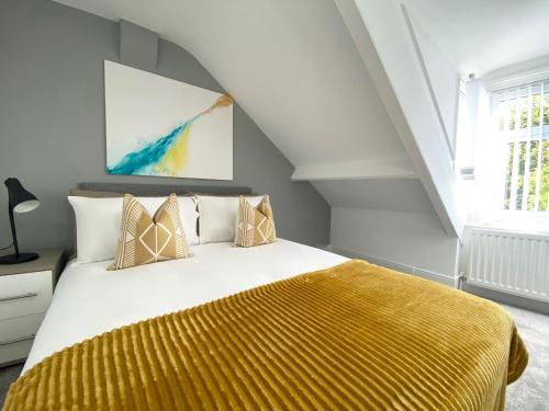 een slaapkamer met een bed met een gele deken bij Stanhope Road in South Shields