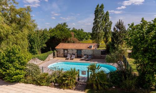 uma vista exterior de uma villa com piscina em Domaine Des Coutelleries em Sallertaine