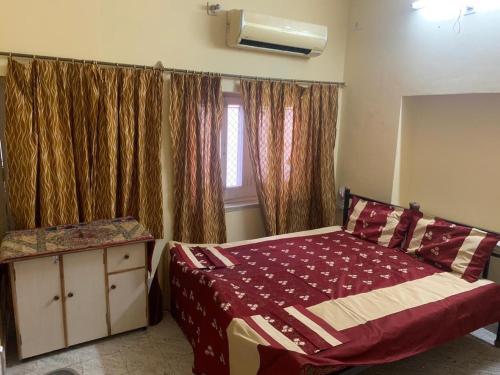 A bed or beds in a room at Jamna vilas Home Stay