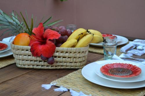 una mesa con dos cestas de fruta en una mesa en Riad Beata Bed & Breakfast, en Marrakech