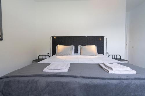 ein großes Bett mit zwei Handtüchern darüber in der Unterkunft Spacious house with huge terrace facing the sea in Bocacangrejo