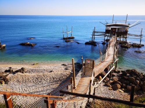 przystań w oceanie z łodziami w wodzie w obiekcie Appartamento costa dei trabocchi w mieście Fossacesia