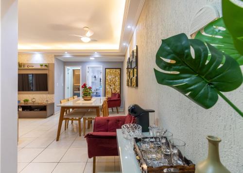 sala de estar y comedor con mesa en Conforto com ar, tvs smart, na quadra da praia do Forte, em frente Praça da Cidadania, en Cabo Frío