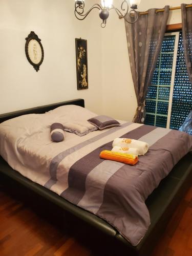 łóżko z dwoma ręcznikami w sypialni w obiekcie Alojamento Bertil w mieście Nazaré