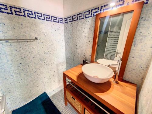 ein Bad mit einem Waschbecken und einem Spiegel in der Unterkunft Hyper Centre Vieux Port - Loft - Les Frères de la Loc' in Marseille