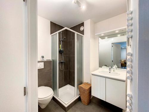 a bathroom with a shower and a toilet and a sink at Trendy studio in hartje Oostduinkerke - Bad in Oostduinkerke