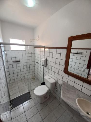 uma casa de banho com um WC e um lavatório em Vale Verde Praia Hotel em Porto Seguro