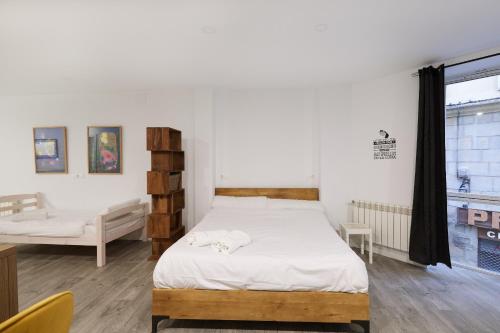 Een bed of bedden in een kamer bij TuApartamento Navarreria Loft